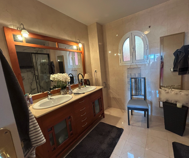 Image No.17-3 Bed Property for sale