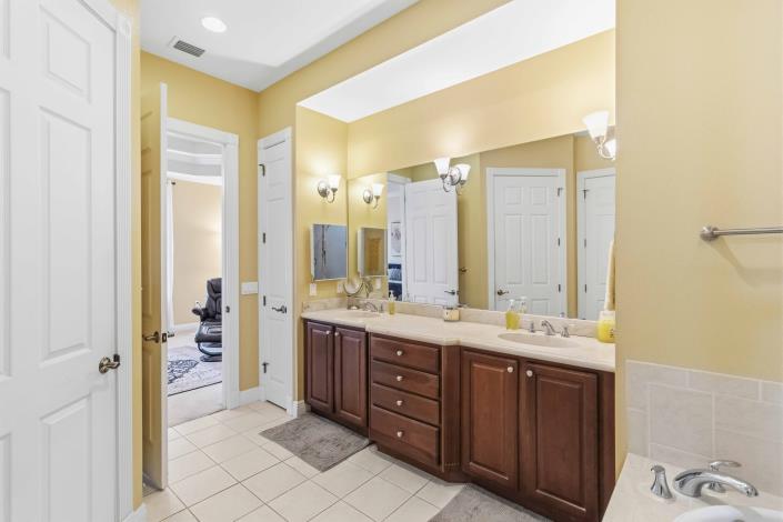 Image No.17-3 Bed Condo for sale