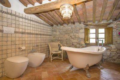 12---Borgo-Puccini---Casa-Grande---Master-Bathroom