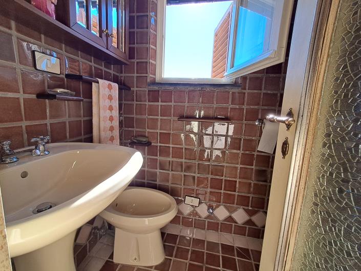 Image No.10-3 Bed House for sale