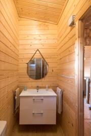 17-Guest-Cabin-Bathroom