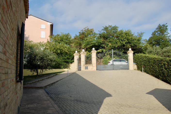 Image No.3-2 Bed Country House for sale