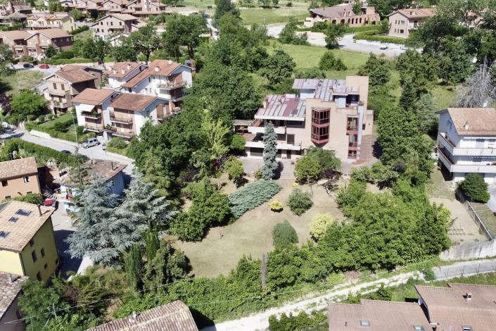 Image No.2-Villa / Détaché de 8 chambres à vendre à Sarnano