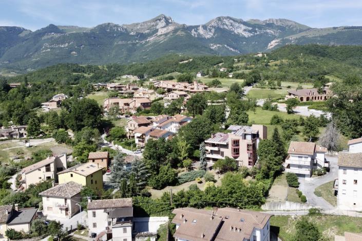 Image No.5-Villa / Détaché de 8 chambres à vendre à Sarnano