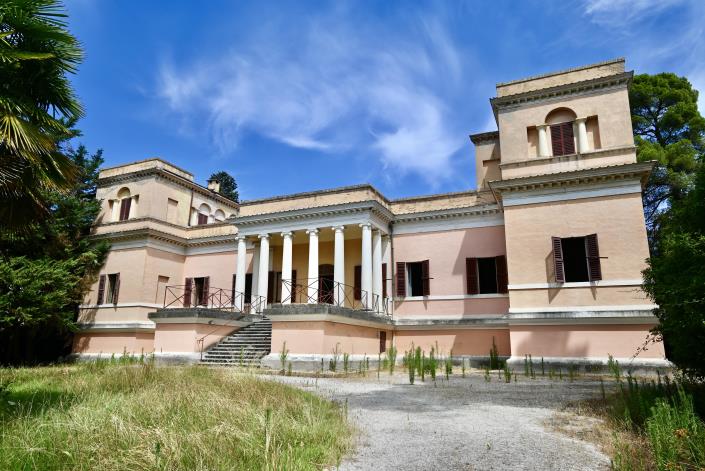 Image No.1-5 Bed Villa for sale