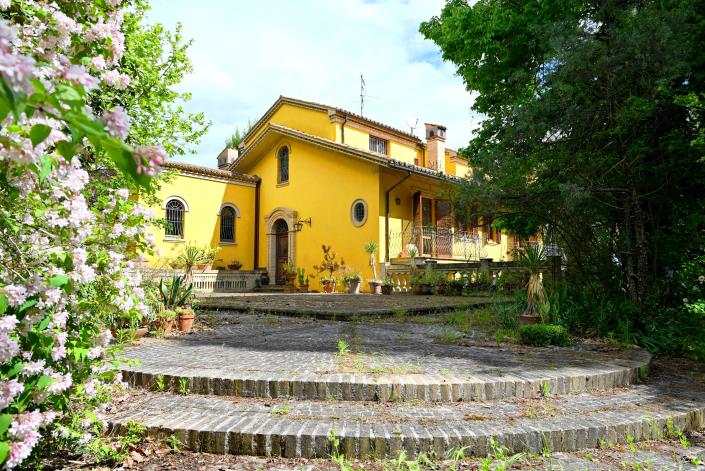 Image No.1-6 Bed Villa for sale