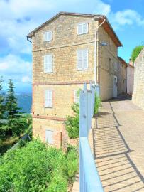 1 - Penna San Giovanni, Townhouse