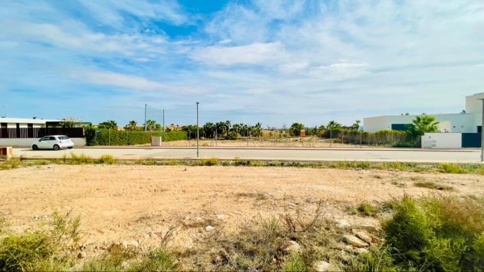 Image No.24-4 Bed Land for sale