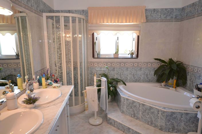 Image No.16-3 Bed Property for sale