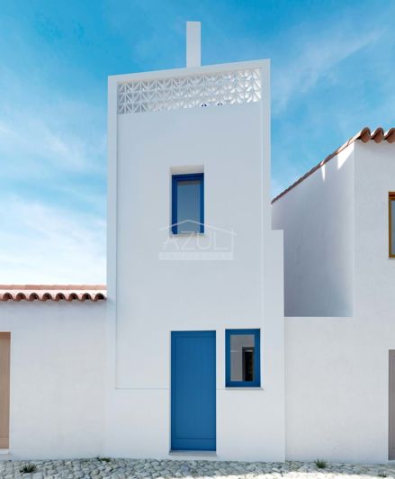 Loule, Property