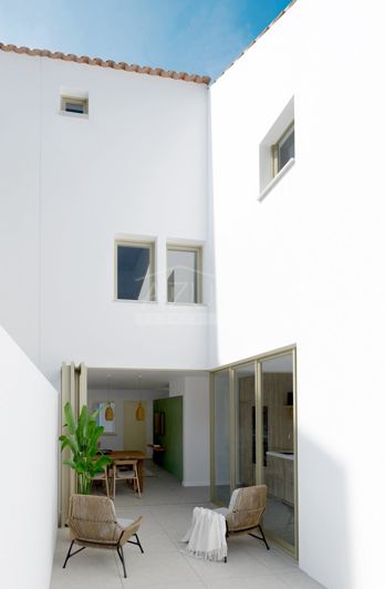 Image No.15-8 Bed Property for sale