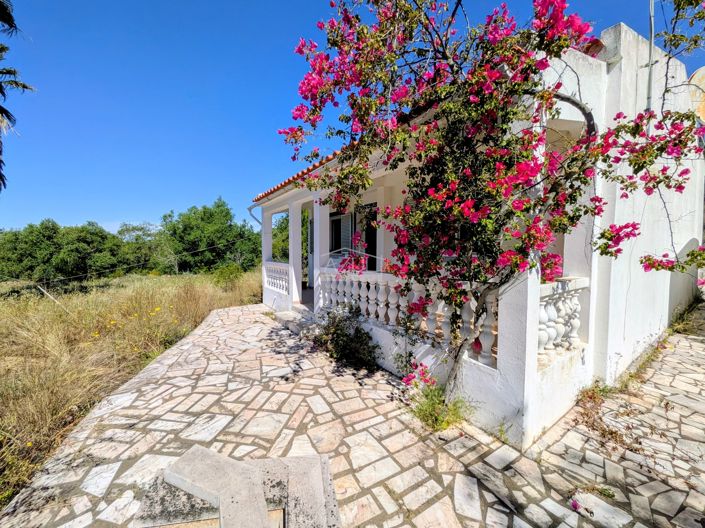 Charming Country Villa with Annex & Large Plot for Sale in Paderne, Algarve