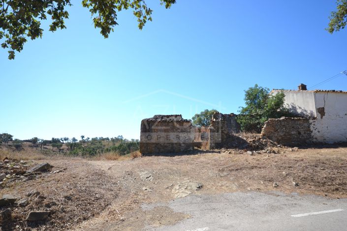 Ruins for Reconstruction with Open Views   