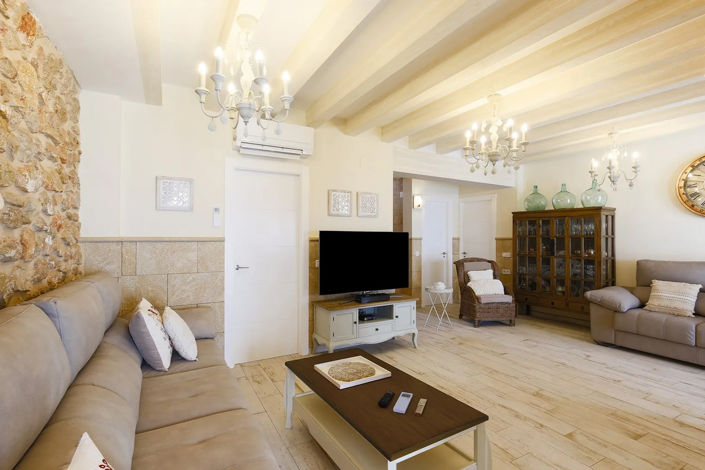 Image No.17-10 Bed Property for sale