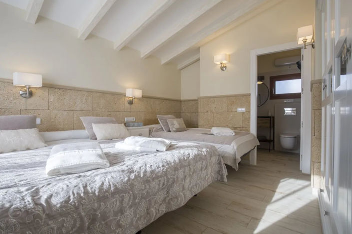 Image No.25-10 Bed Property for sale