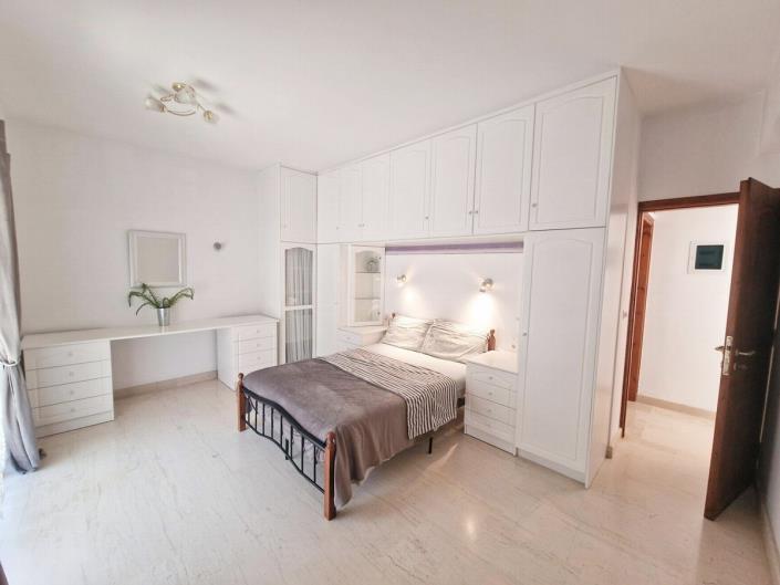 Image No.9-5 Bed House for sale