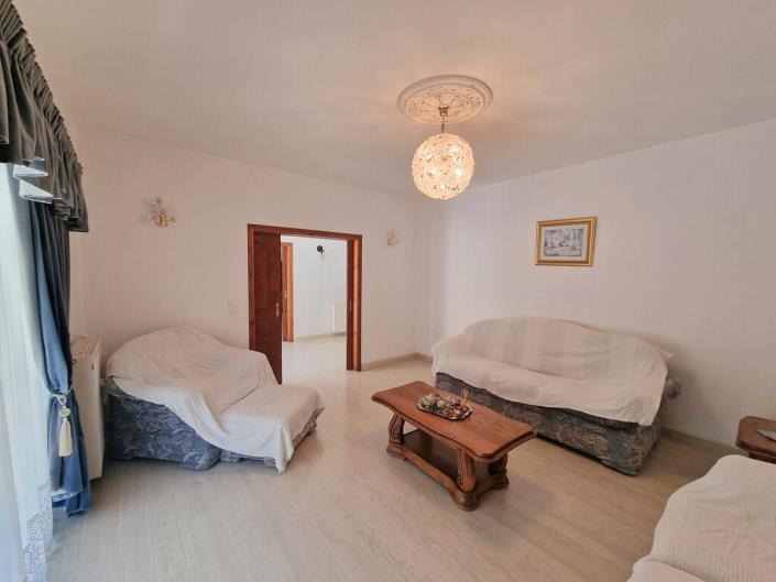 Image No.17-5 Bed House for sale