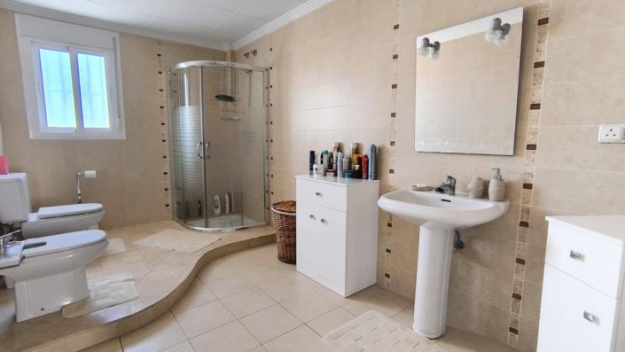 Image No.17-4 Bed Villa / Detached for sale