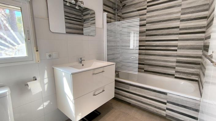 Image No.29-5 Bed Country House for sale