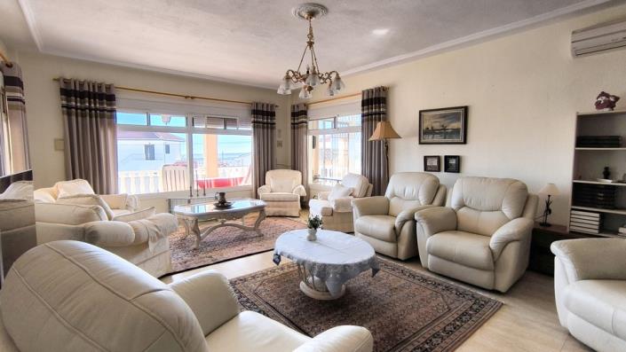 Image No.12-3 Bed Villa / Detached for sale