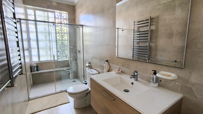 Image No.24-3 Bed Villa / Detached for sale