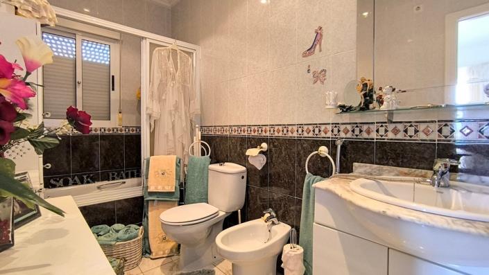 Image No.23-4 Bed Villa / Detached for sale