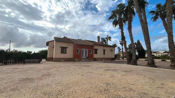 Image No.41-3 Bed Country Property for sale