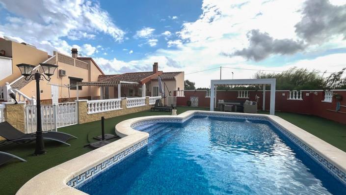Image No.50-3 Bed Country Property for sale