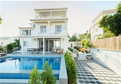 exclusive-listing-expansive-villa-with-privat