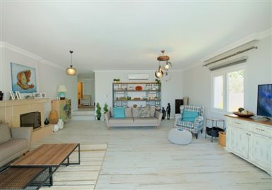 exclusive-listing-expansive-villa-with-privat