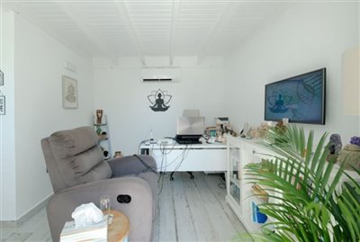 exclusive-listing-expansive-villa-with-privat