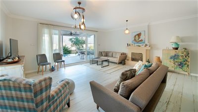 exclusive-listing-expansive-villa-with-privat