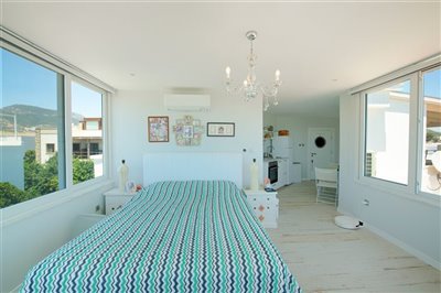 exclusive-listing-expansive-villa-with-privat