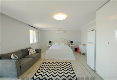 exclusive-listing-expansive-villa-with-privat