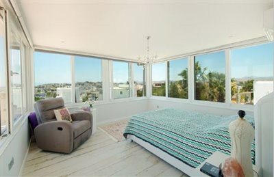 exclusive-listing-expansive-villa-with-privat