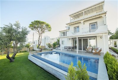exclusive-listing-expansive-villa-with-privat