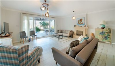 exclusive-listing-expansive-villa-with-privat