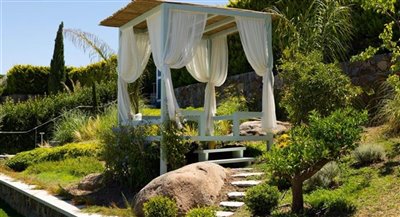 newly-renovated-resale-opportunity-villa-with
