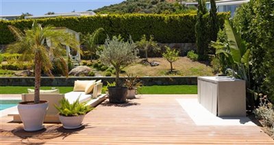 newly-renovated-resale-opportunity-villa-with