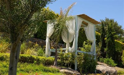 newly-renovated-resale-opportunity-villa-with