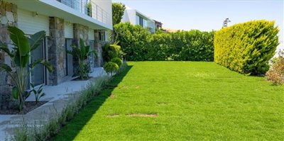newly-renovated-resale-opportunity-villa-with