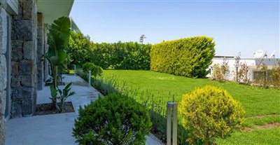 newly-renovated-resale-opportunity-villa-with