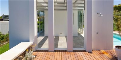 newly-renovated-resale-opportunity-villa-with