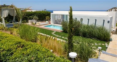 newly-renovated-resale-opportunity-villa-with