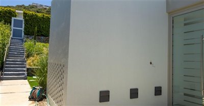 newly-renovated-resale-opportunity-villa-with