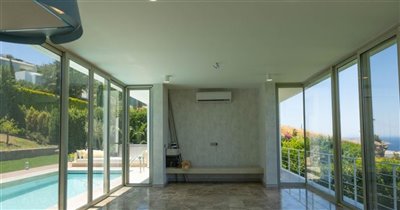 newly-renovated-resale-opportunity-villa-with