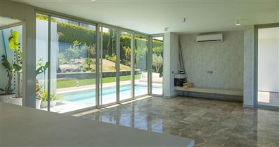newly-renovated-resale-opportunity-villa-with