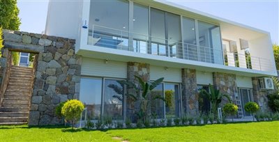 newly-renovated-resale-opportunity-villa-with