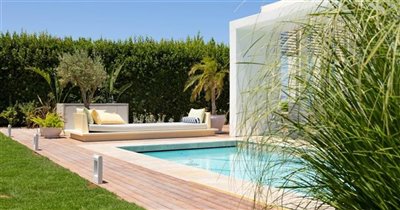 newly-renovated-resale-opportunity-villa-with