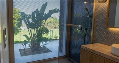 newly-renovated-resale-opportunity-villa-with